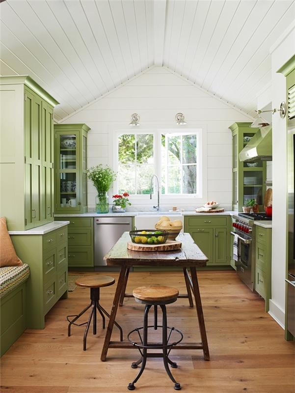 dopolnilna barvna ideja zelene za belo kuhinjo, model kuhinje z belimi stenami in lesenimi tlemi z zelenim pohištvom