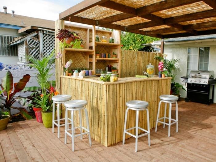 maža virtuvė sode su bambuko sala ir lentynomis sienoms laikyti, virtuvės modelis su stogu