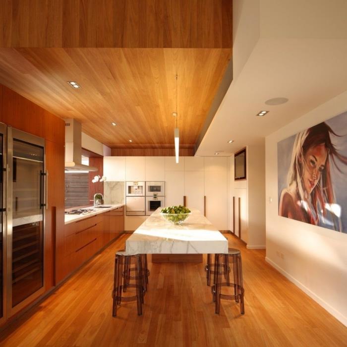 zamisel, kako urediti odprto kuhinjo z jedilnico, stropno sobo in rjav lesen parket z belim stenskim prerezom