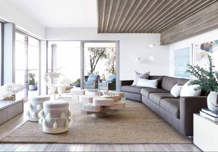 modern ev iç dekorasyonu, ahşap zemin ve tavan ve gri kumaş mobilya ile beyaz oda tasarımı