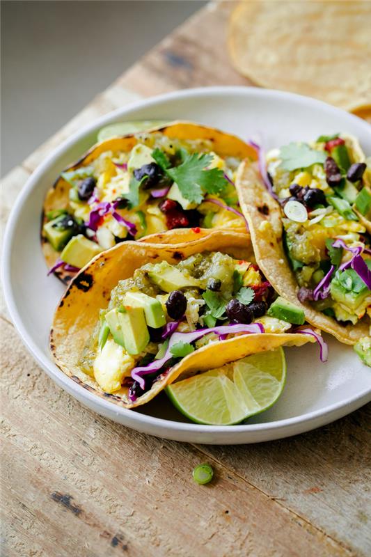 vegetariški tacos sūriems ir subalansuotiems pusryčiams, meksikietiškas tacos receptas su avokadu, kiaušiniene ir juodosiomis pupelėmis
