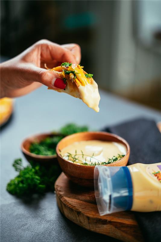 mini domači piščanec in cheddar tacos s česnovo majonezo kot aperitiv, enostavni recepti za aperitivno večerjo