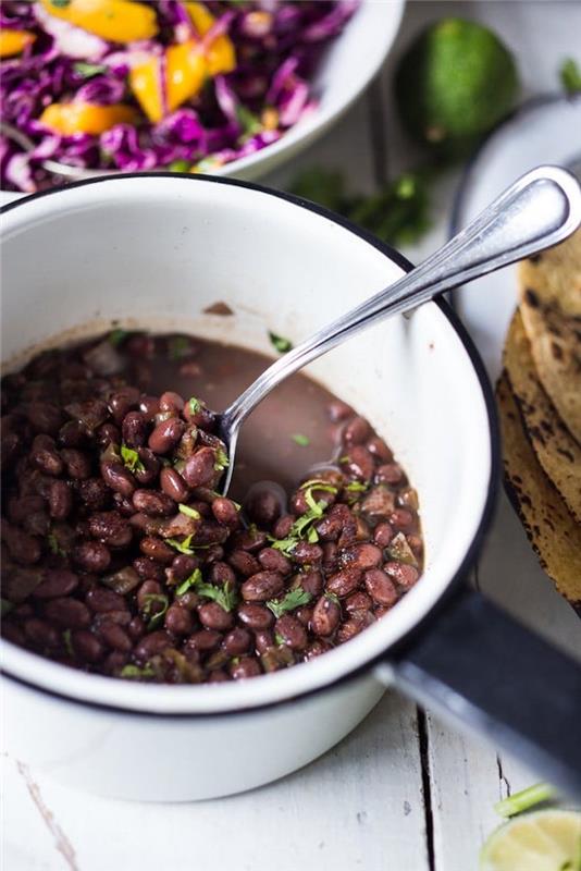 Mehiški recept za polnjenje taco s črnim fižolom, kozicami in rdečim zeljem ter mangovo solato, enostavna jed za aperitiv s prijatelji