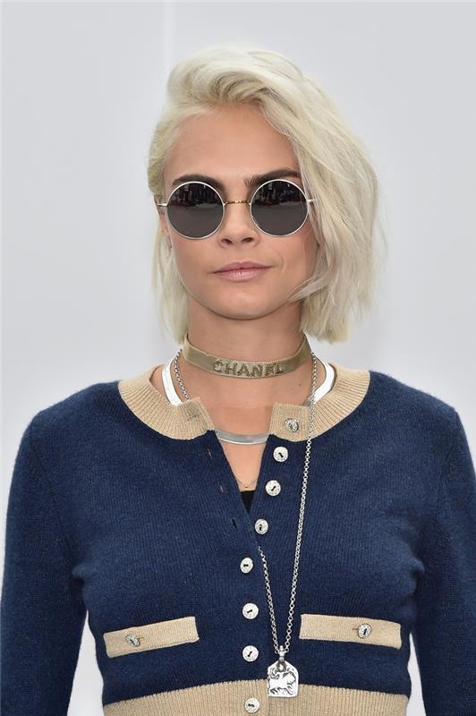 Capelli medio corti di Cara Delevingne, accnciatura effetto mosso con riga laterale