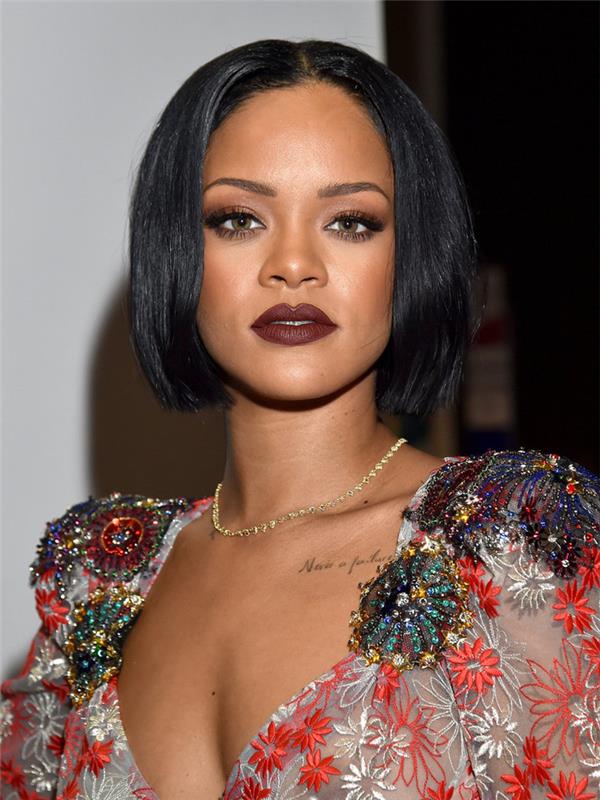 Capelli caschetto della cantante Rihanna, acconciatura con riga centere ve lunghezze pari