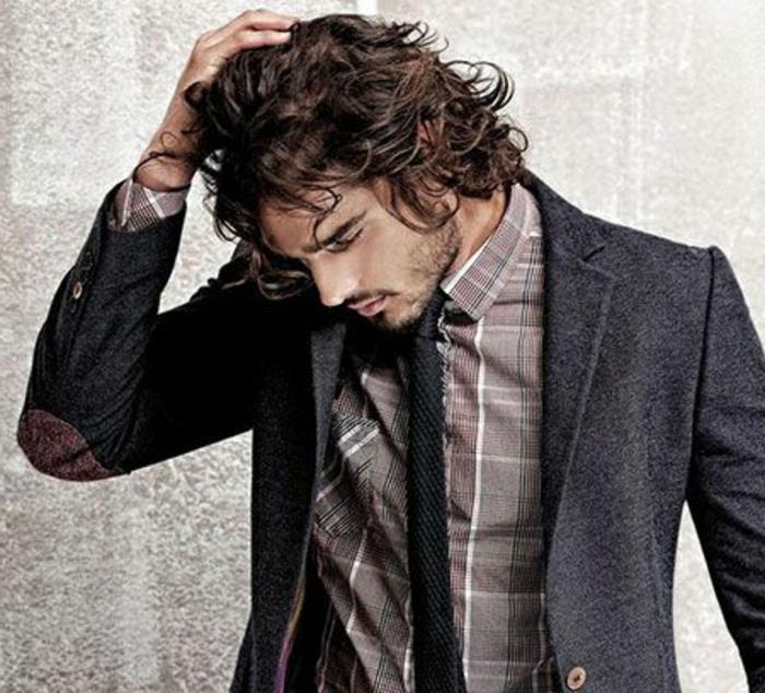 Acconciature capelli corti ricci di un uomo di colore castano vestito elegante