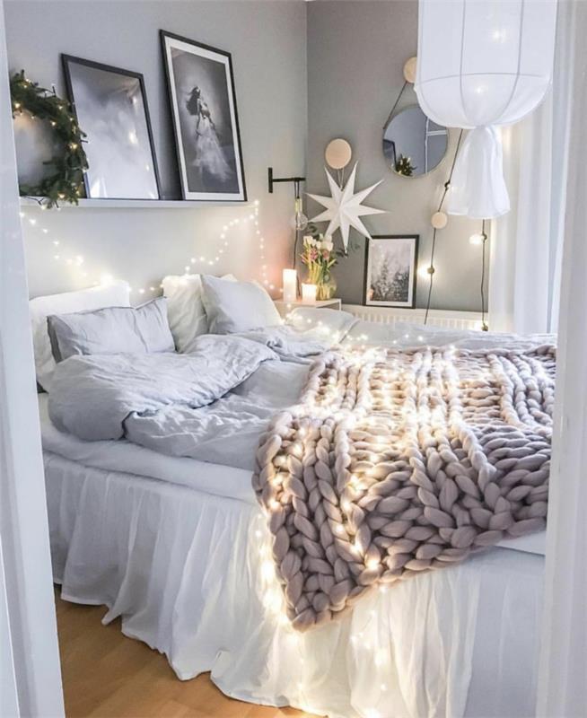 modernus miegamojo dekoras, balta sieninė lentyna, nespalvotos nuotraukos, šviesi girlianda
