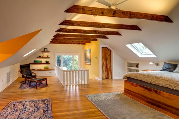 orijinal çatı katı düzeni, zıt malzemeler, çıplak kirişler, beyaz tavan, ahşap yatak, özel duvar rafı