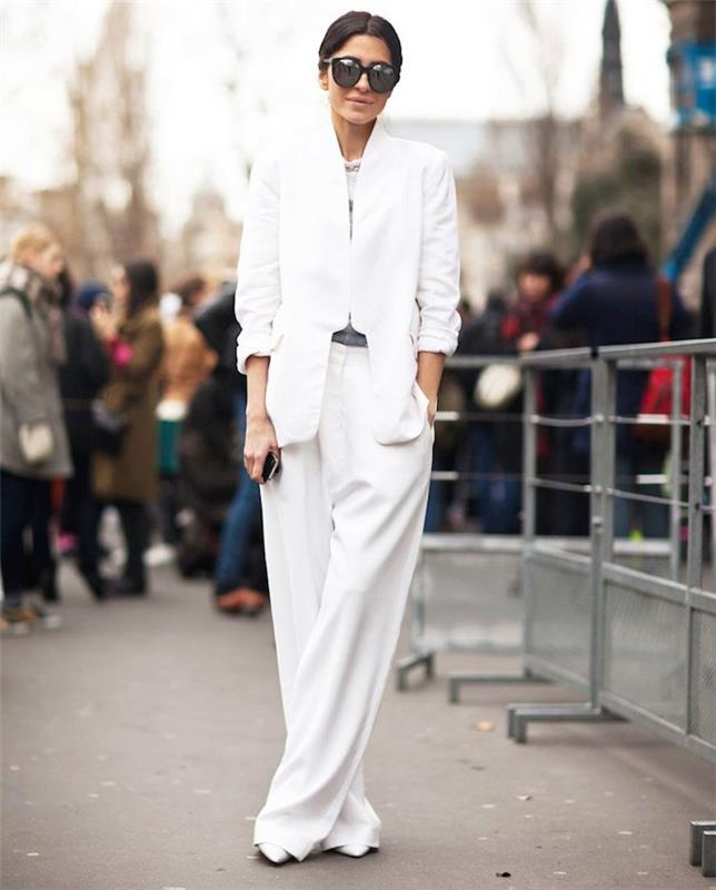 Baltas kostiumas, gatvės apranga, stilinga, gerai apsirengusi moteris žiemą