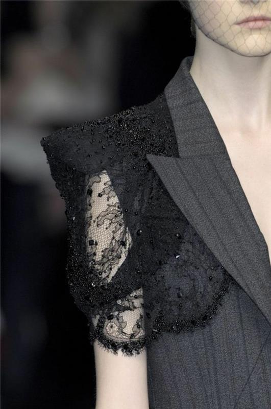 klasična siva krojena jakna, elegantna obleka s šok detajli, kratki rokavi s črno čipko in epoletom, okraski z majhnimi sijočimi črnimi kamni