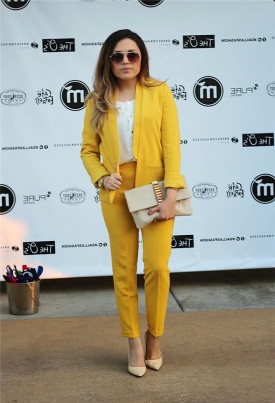 elegantna in ženstvena vizija v elegantni ženski hlačni obleki v rumeni barvi v kombinaciji z dodatki v nevtralnih tonih