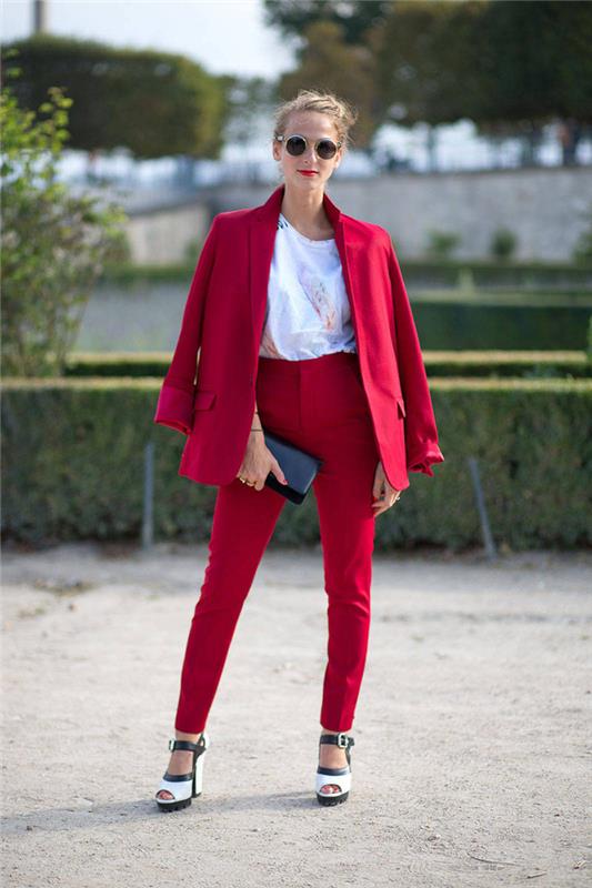elegantna ženska obleka v svetlo rdeči obleki, ki se ujema s preprosto belo majico za videz, ki je profesionalen in ležeren