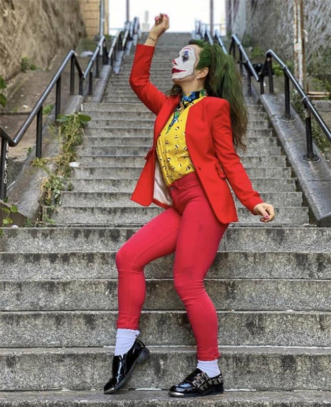 kırmızı takım elbise ve sarı gömlek joker tv dizisi kostümü 90'ların favori filmi