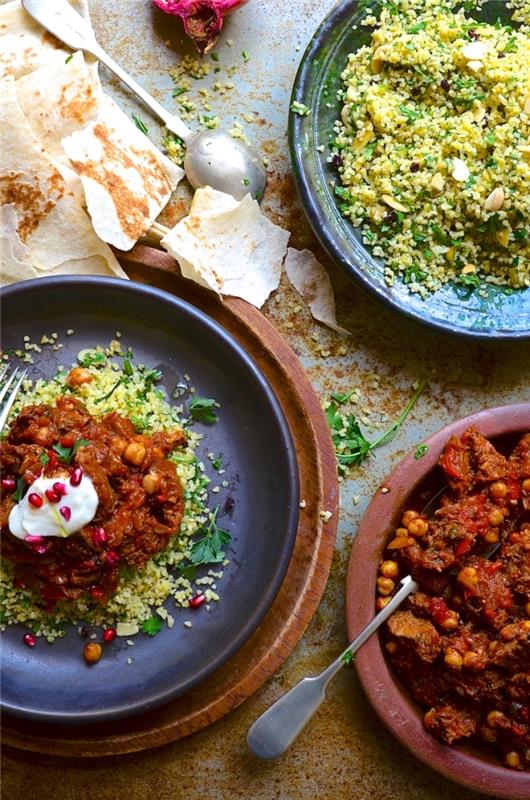 Kendinizi kırmızı biberle yapabileceğiniz bir Afrika harissa sosu fikri, akşam yemeği için kuskuslu orijinal yemek