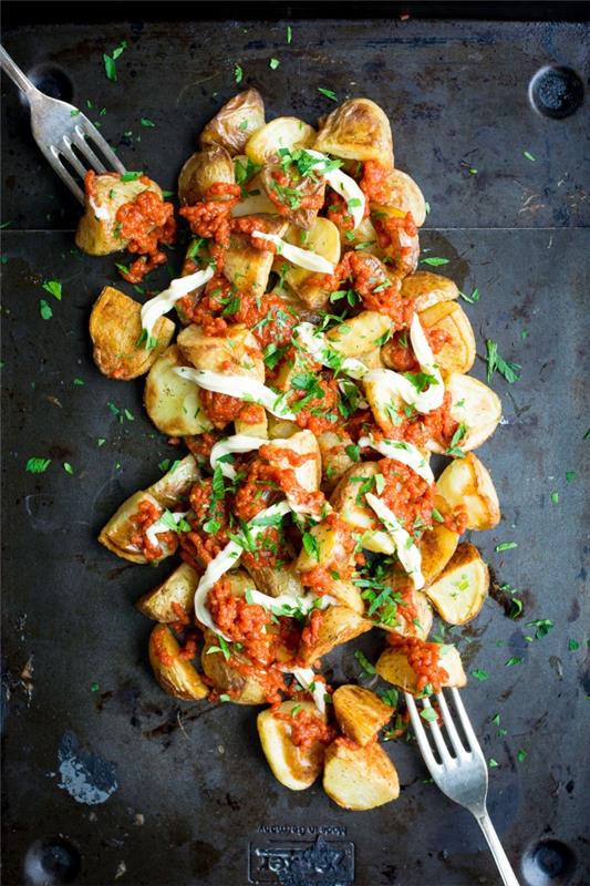 tapas recept za pripravo patatas bravas, krompirja, krompirja z začinjeno paradižnikovo omako in majonezo
