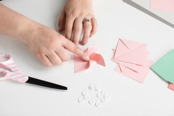 ideja za lepo personalizirano ovojnino za darila, okrasni mini roza vetrnica