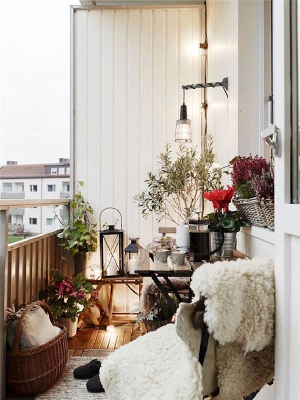 jaukus balkonas, skandinaviškas terasos dekoras su medžiu ir augalais