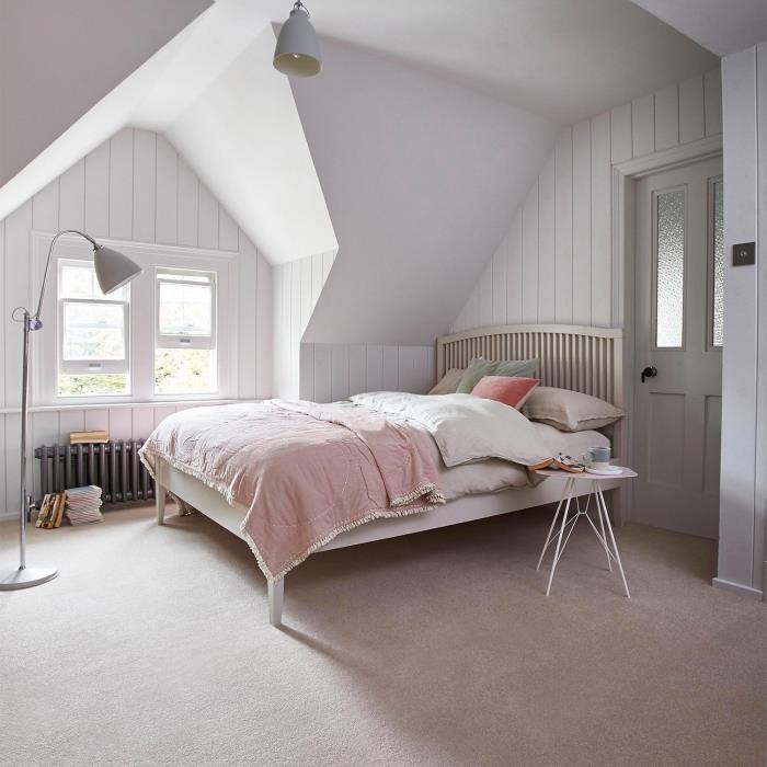 deko miegamojo idėja po šlaitu su baltomis sienomis, supaprastintas dekoras su didele medine lova ant galvos ir toršere