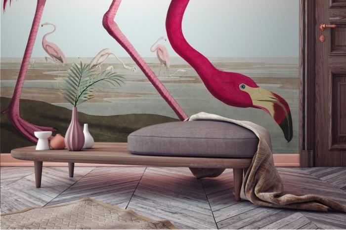 svetainė su medinėmis grindimis ir sienų apdaila flamingo paukščių tapetais, dekoratyvi idėja atogrąžų stiliumi