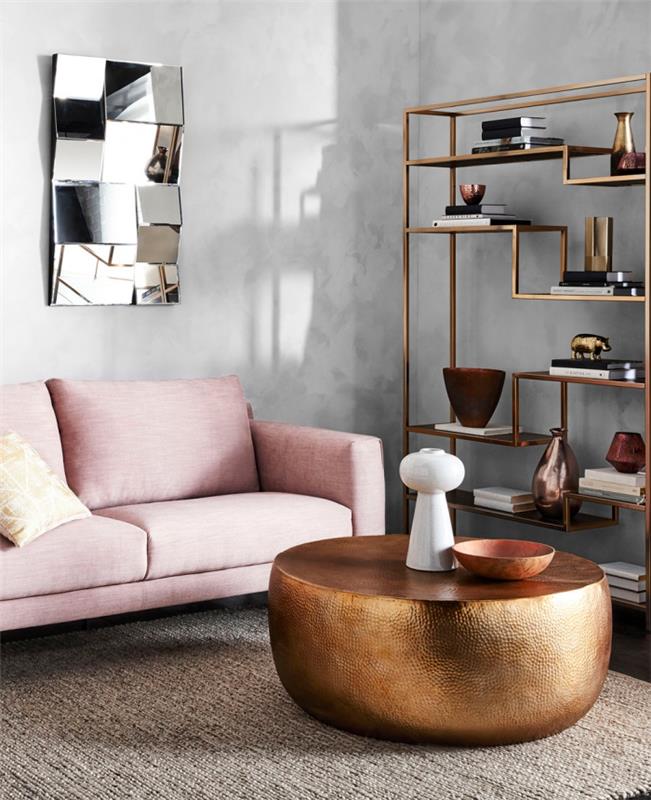papuošti svetainę betoninėmis sienomis su pramoninio stiliaus vario dizaino lentyna, miltelių rožinės sofos modeliu