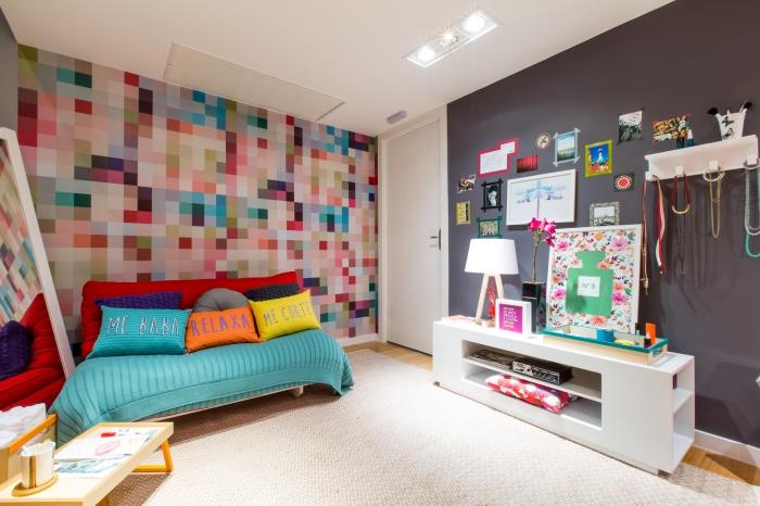 rengarenk duvarları ve beyaz tavanı ile genç odası dekorasyon fikri, harflerle rengarenk tasarımı ile dekoratif kırlent modelleri