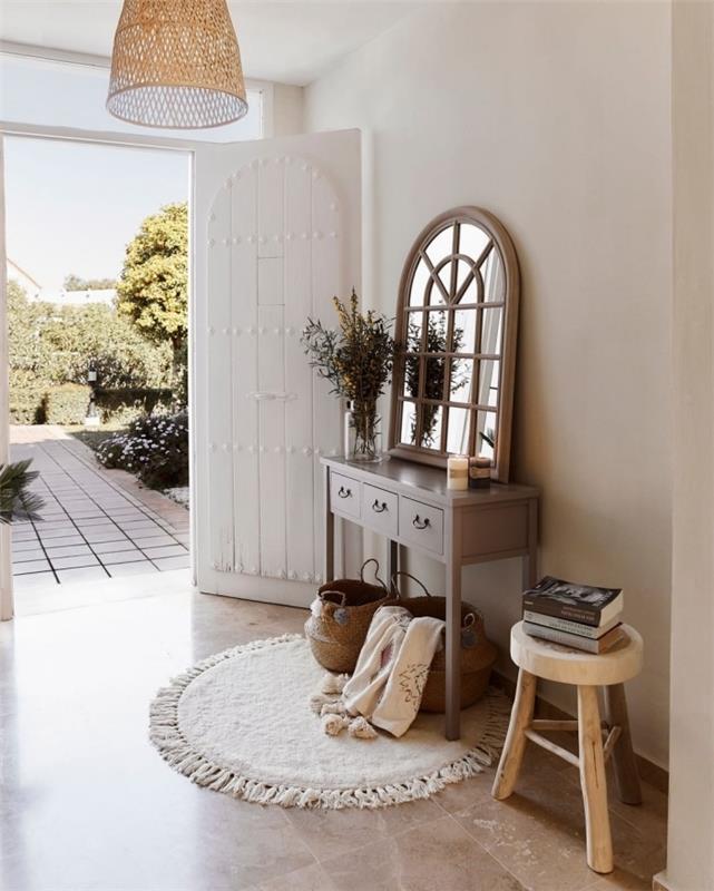apvalus balto kilimo pakraščių apdaila įėjimo namo lempa rotango baldai prieškambaris medinis austas krepšelis