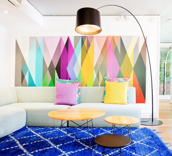 gyvenamojo kambario dekoro pavyzdys su pigiais tapetais, derinkite baltus sienų dažus su spalvinga grafine tapetų sienų dalimi