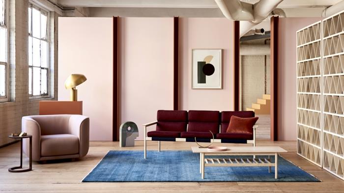 lesena mizica za kavo, pravokotna modra preproga, taupe naslanjač, ​​pastelno roza stena