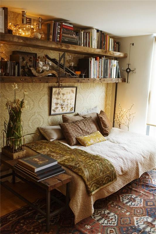 bohemiškas miegamojo dekoras, gobelenas, knygų lentynos, lengva girlianda