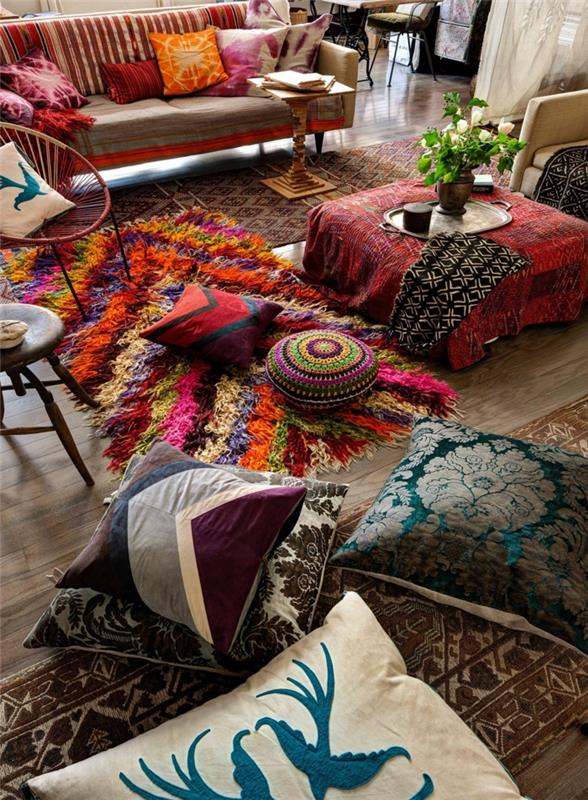 çok renkli bohem kilimler, dekoratif minderler, çingene tarzı mobilyalar, kilimler, vintage kanepeler
