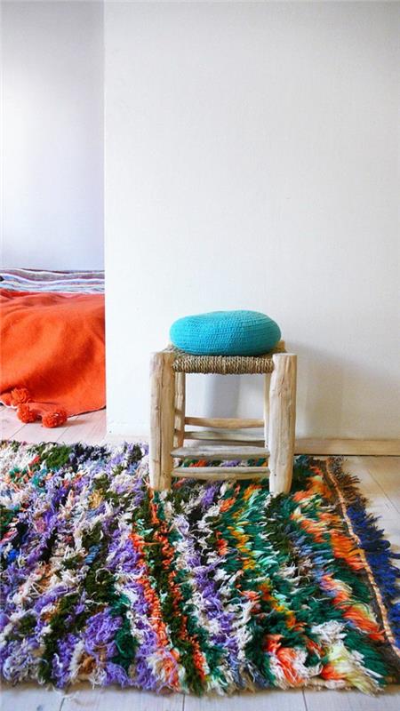 spalvotai įkvėptas kėdės kilimas