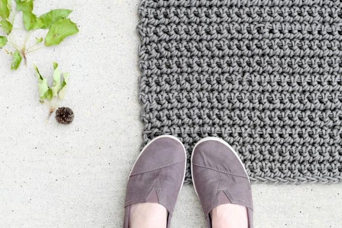 el yapımı kilim nasıl yapılır, gri renkte tığ işi kilim modeli, dikdörtgen kilim örneği