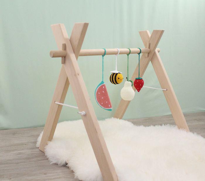 Skandinaviškas „Montessori“ žaidimų kilimėlis su nedideliu skandinavišku minkštu kilimu ir originaliais „Montessorii“ mobiliaisiais telefonais
