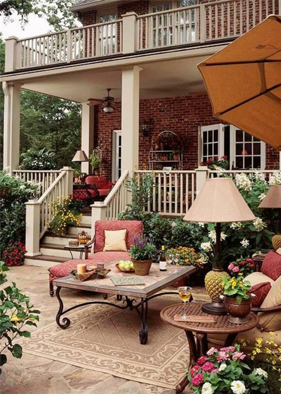bež-zunanja-preproga-za-na prostem-v-vrtu-z-zunanjo mizo in-vrtnim pohištvom