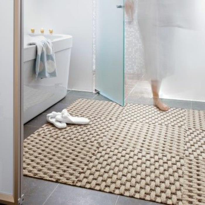 ikea-vonios-kilimėlis-vonios kambariui-su pilkomis plytelėmis
