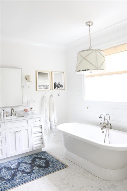 ahşap fotoğraf çerçeveleri dekorasyonu ile beyaz duvarlı banyo fikirleri, küvetli banyo tasarımı