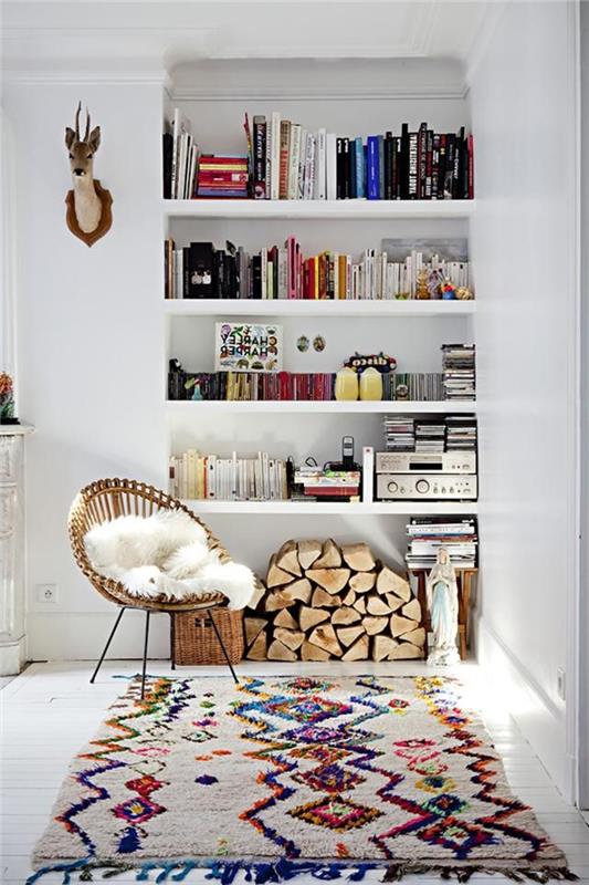 spalvingas-modernus-svetaines-kilimas-gyvenamajam kambariui-su-graziai-sienine-medine knygu spinta-su-daugybe knygu