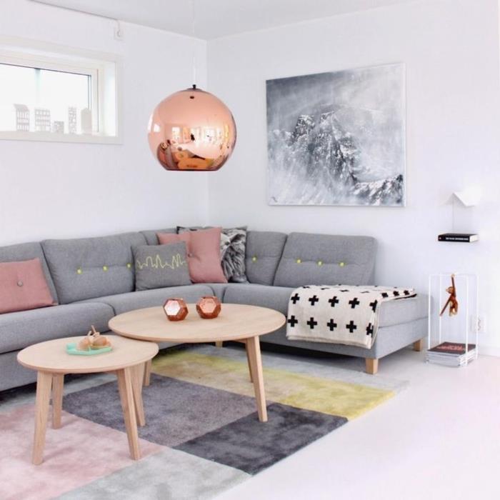 modernus-spalvingas-gyvenamasis kambarys-kilimas-svetainei-su-gana-mediniu-kavos staliuku