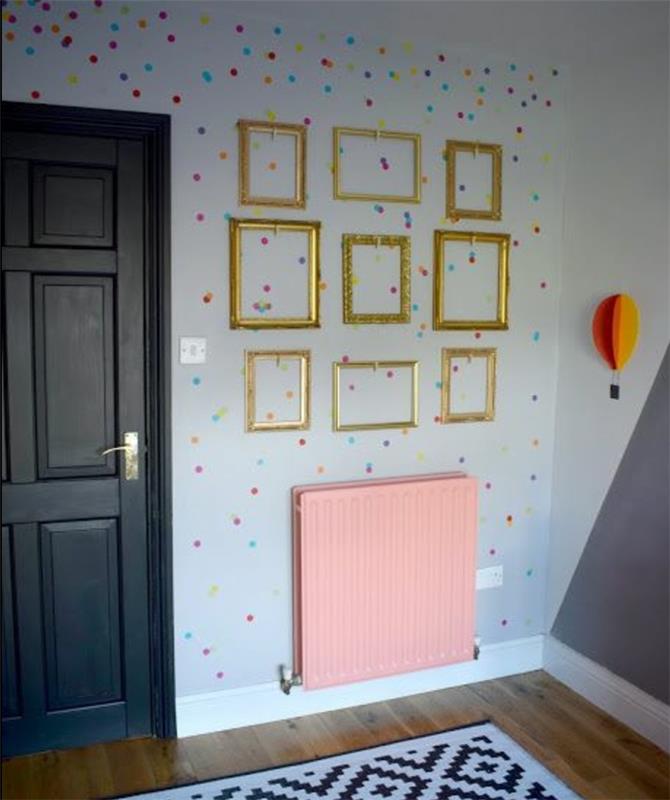 deco prazen okvir, več zlatih okvirjev, na steni, okrašeni z večbarvnimi pikami, črno -bela preproga, rjav parket, črno -bela preproga