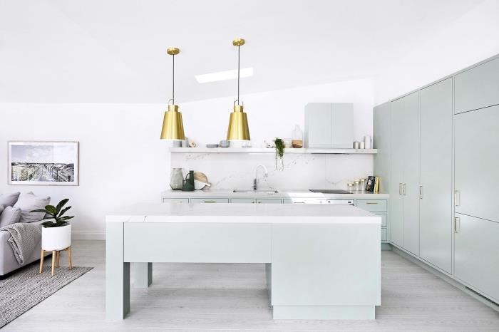 sodoben kuhinjski model v minimalističnem slogu z omarami v pastelno zeleni barvi in ​​marmornim pultom