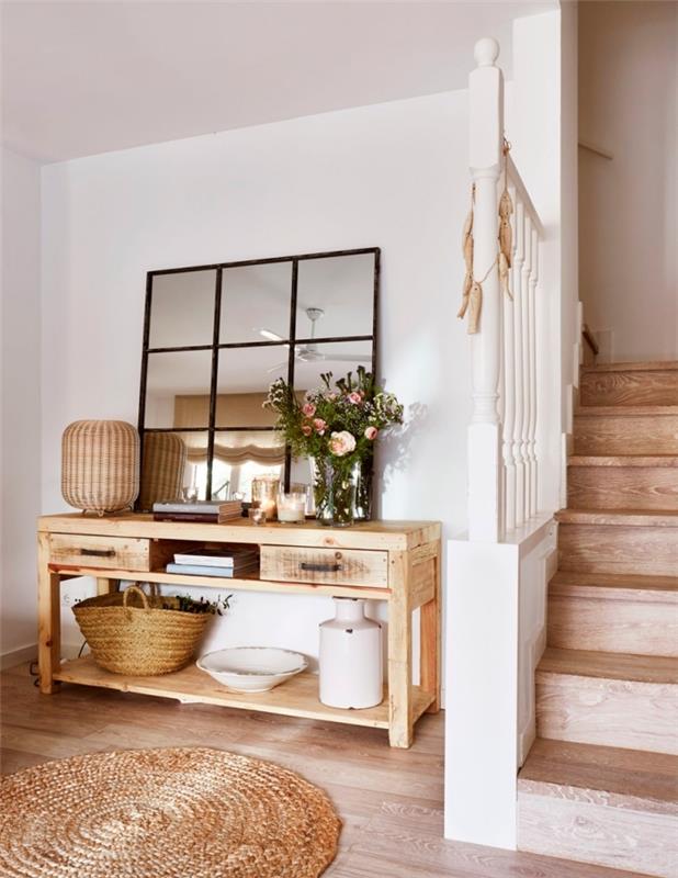 apvalus džiuto kilimas mediniai baldai rotango lempa mediniai laiptai apdaila prieškambario įėjimas balti dažai