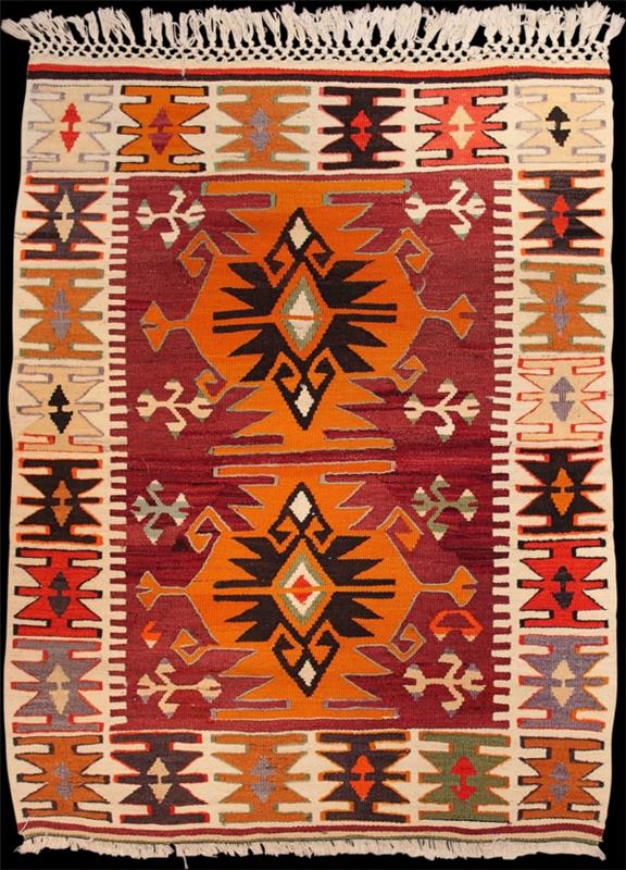 kilim-preproge toplih odtenkov