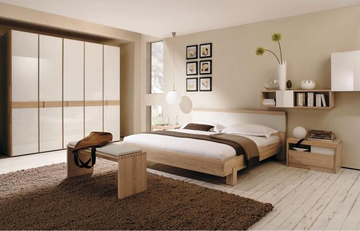 nötr renkler ve hafif ahşap mobilyalarla dekore edilmiş tasarımcı yatak odası, beyaz ve ahşap gardırop modeli