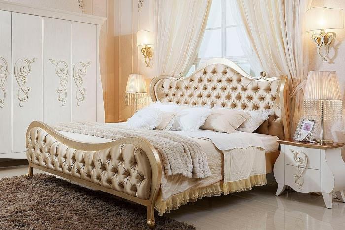 Kaydırma desenli tasarımcı gardırop ve altın çerçeveli büyük yatak ile yetişkin yatak odasında lüks bir atmosfer ve konfor