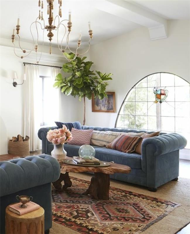 modernūs-kilimėliai-dvi sofos-vienas stalas-vienas liustra-vienas langas