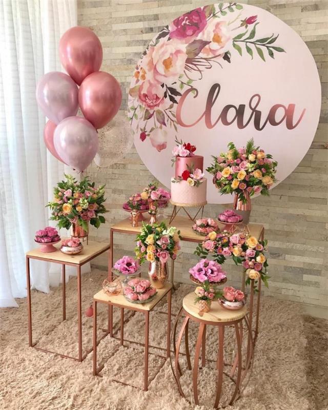 šventinis kampelis, dekoruotas medžiu ir rožiniu auksu su balionais ir šviežių gėlių puokštėmis, 30 metų jubiliejaus idėja moterims