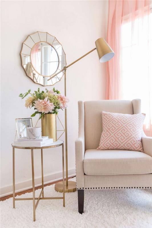 skaitymo kampų išdėstymas su smėlio spalvos foteliu ir rožine bei balta pagalve, stiklo ir vario stalo modelis
