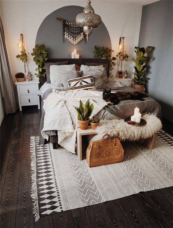 ahşap mobilya ve makrome duvar asılı beyaz ve gri duvarlı bir genç odasında hippi şık ve bohem dekor örneği