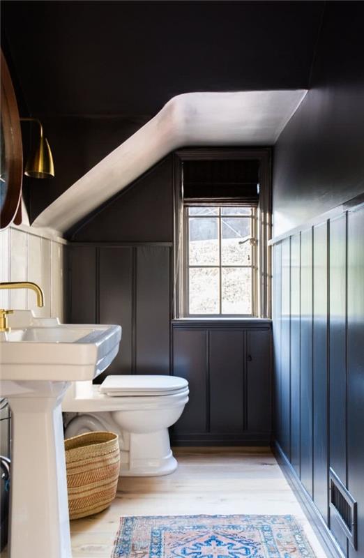 kopalniška omara pod pobočji s črnimi stenami in stropom s svetlimi lesenimi tlemi in preprogo z etničnim vzorcem