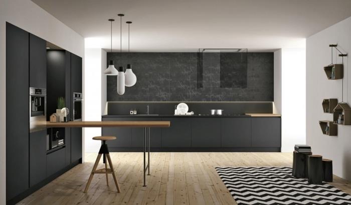 įrengta virtuvė, atviros virtuvės modelis su šviesiomis medinėmis grindimis ir baltomis lubomis su baltomis pakabinamomis lempomis